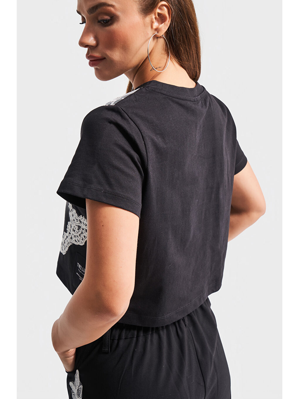 Kadın Siyah Renk Beyaz Dantel Detaylı Tasarım %100 Pamuk T-Shirt-2