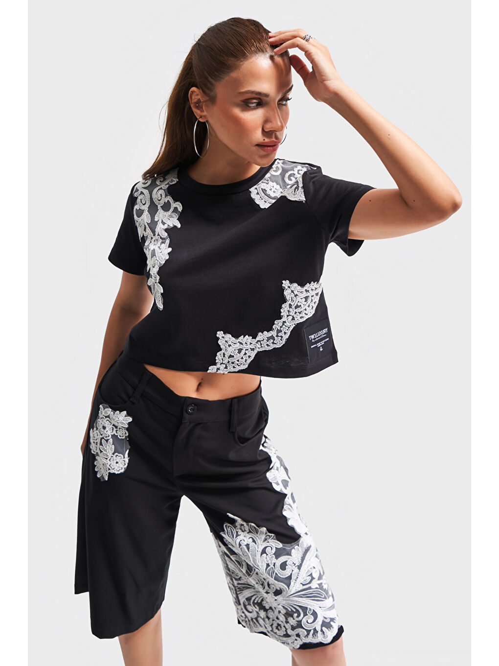 Kadın Siyah Renk Beyaz Dantel Detaylı Tasarım %100 Pamuk T-Shirt-3