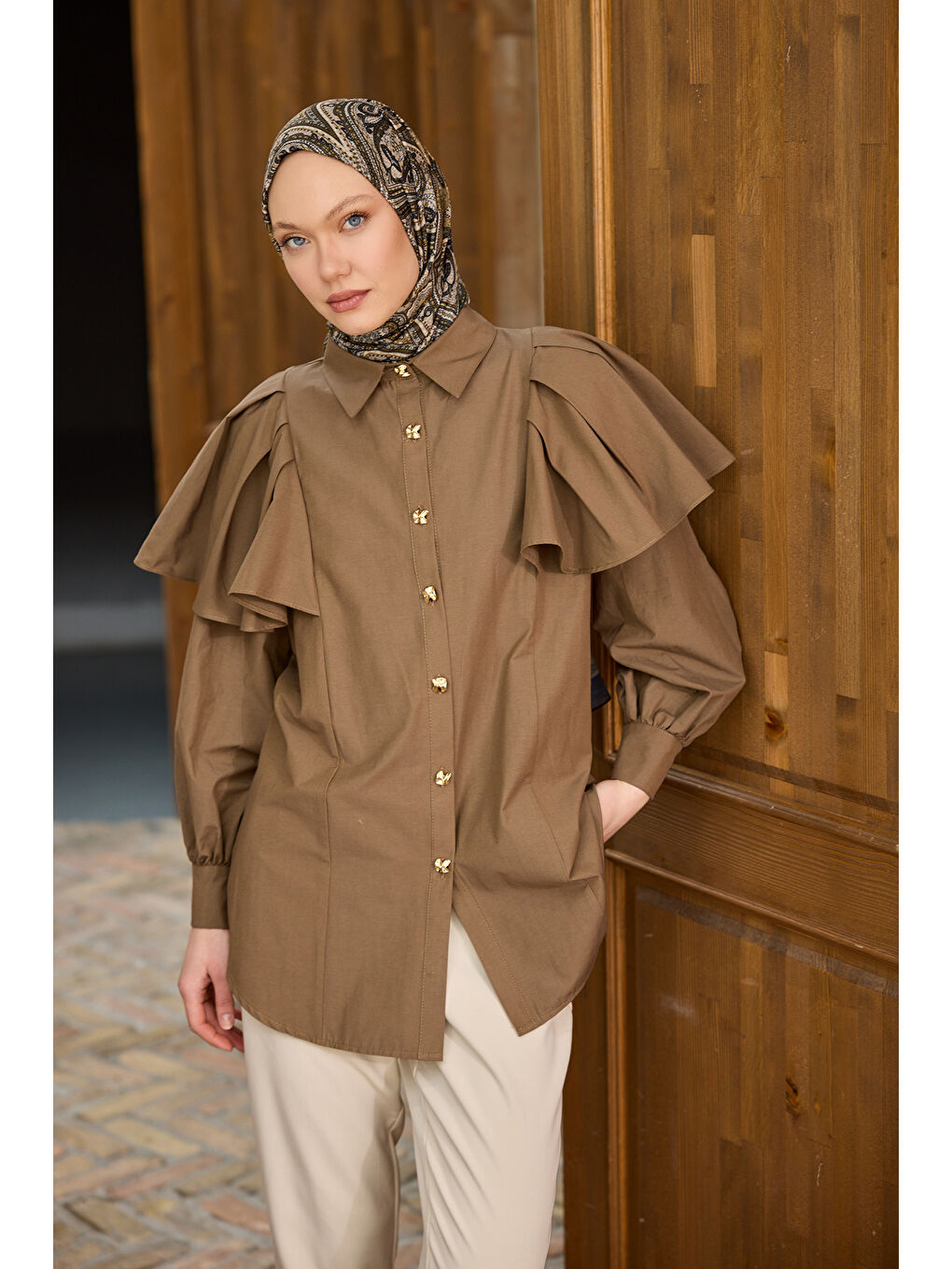 Kadın Kolları Valonlu Düğme Detaylı Gömlek Kahverengi-1