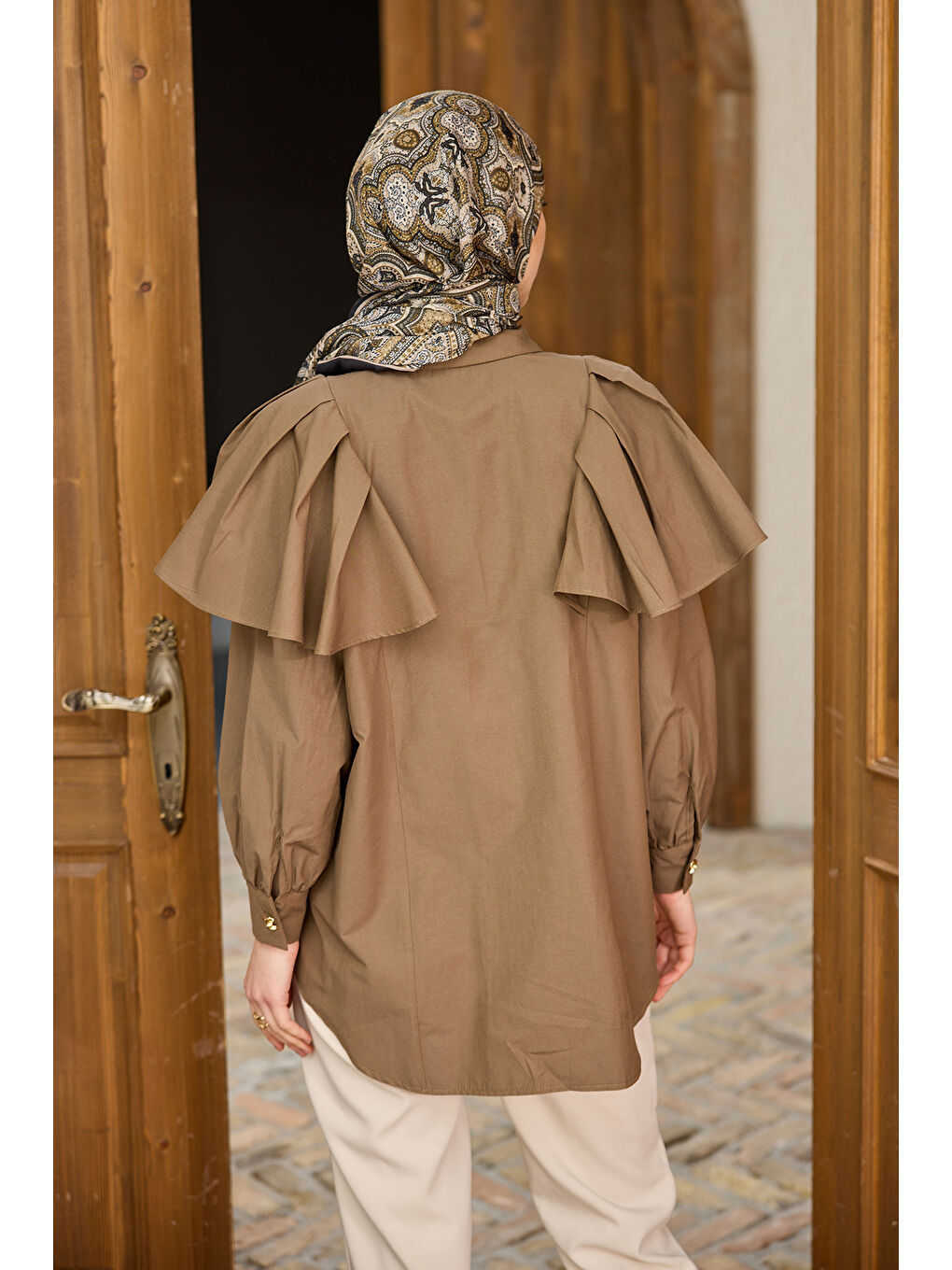 Kadın Kolları Valonlu Düğme Detaylı Gömlek Kahverengi-2