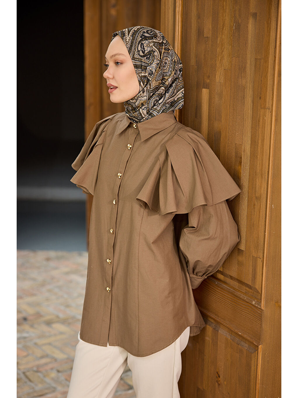 Kadın Kolları Valonlu Düğme Detaylı Gömlek Kahverengi-3