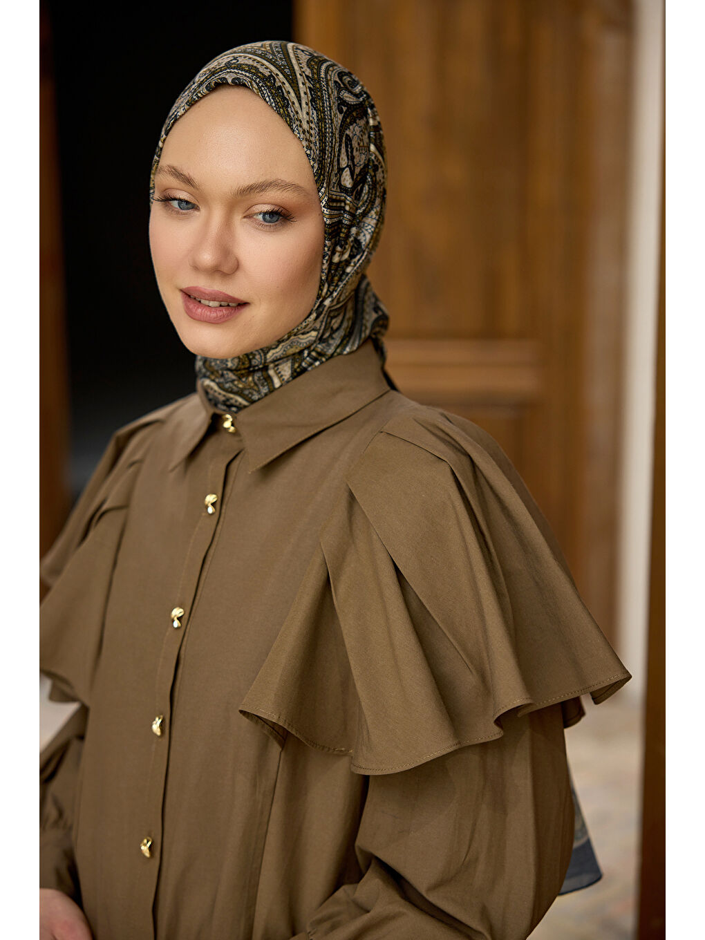 Kadın Kolları Valonlu Düğme Detaylı Gömlek Kahverengi-4