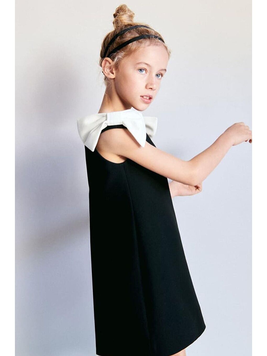 Siyah Kız Çocuk Omuzlarında Fiyonk Detaylı Pamuk Kumaş Elbise-1