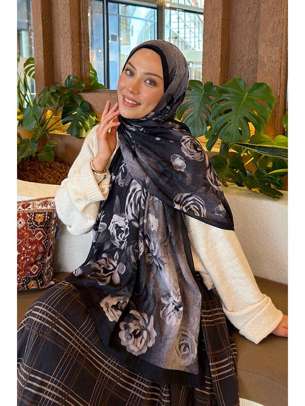 Çiçek Desen Bambu Şal Siyah