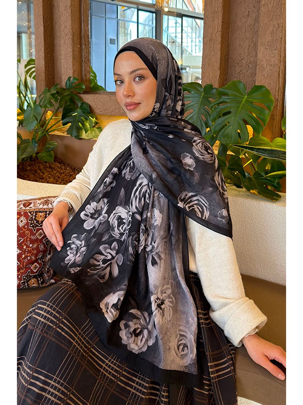 Çiçek Desen Bambu Şal Siyah-1