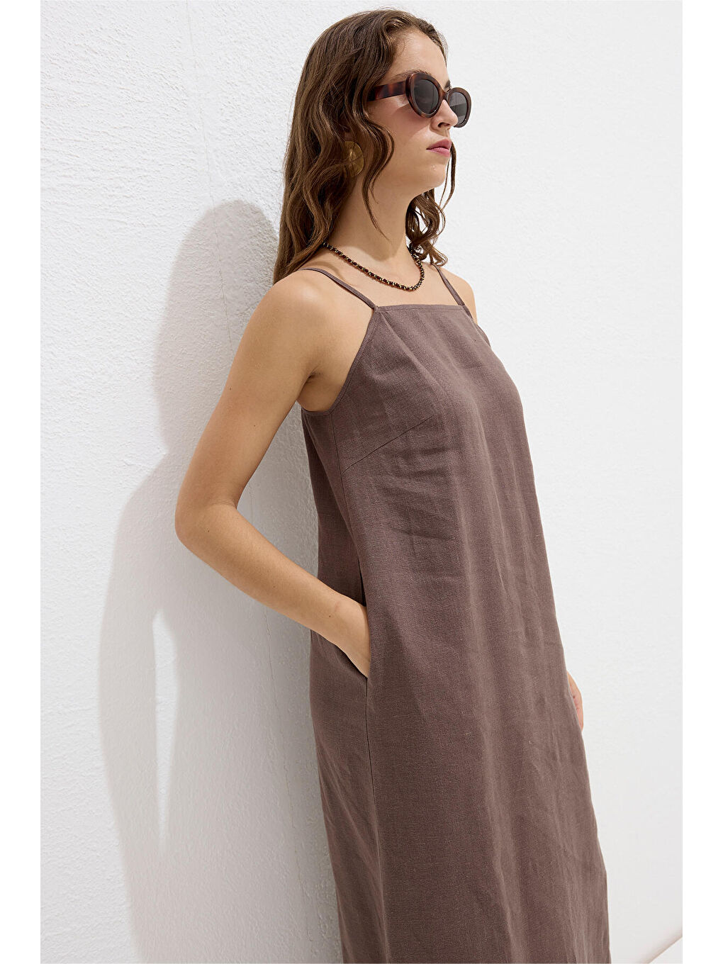 Kahverengi Keten Askılı Elbise Tozlu Kahve-2