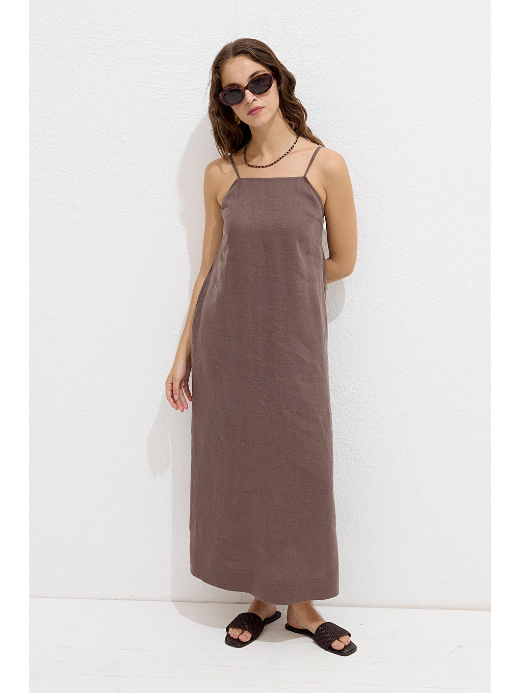 Kahverengi Keten Askılı Elbise Tozlu Kahve-4
