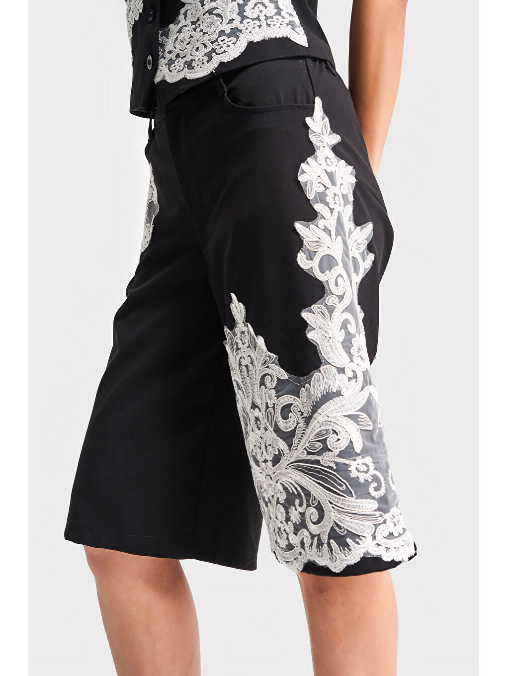 Kadın Siyah Renk Dantel Nakışlı Midi Boy Tasarım Kumaş Bermuda Şort-1