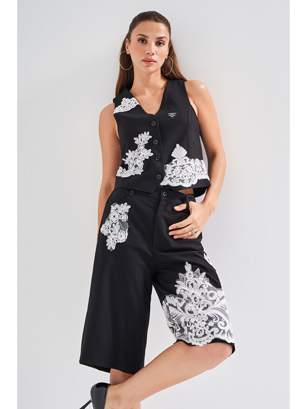 Kadın Siyah Renk Dantel Nakışlı Midi Boy Tasarım Kumaş Bermuda Şort-2