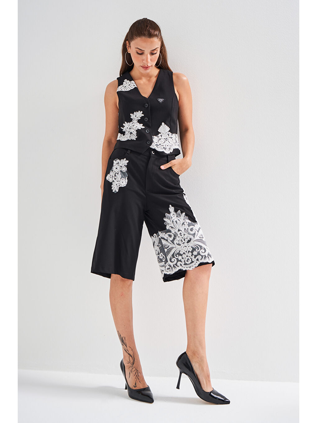 Kadın Siyah Renk Dantel Nakışlı Midi Boy Tasarım Kumaş Bermuda Şort-3