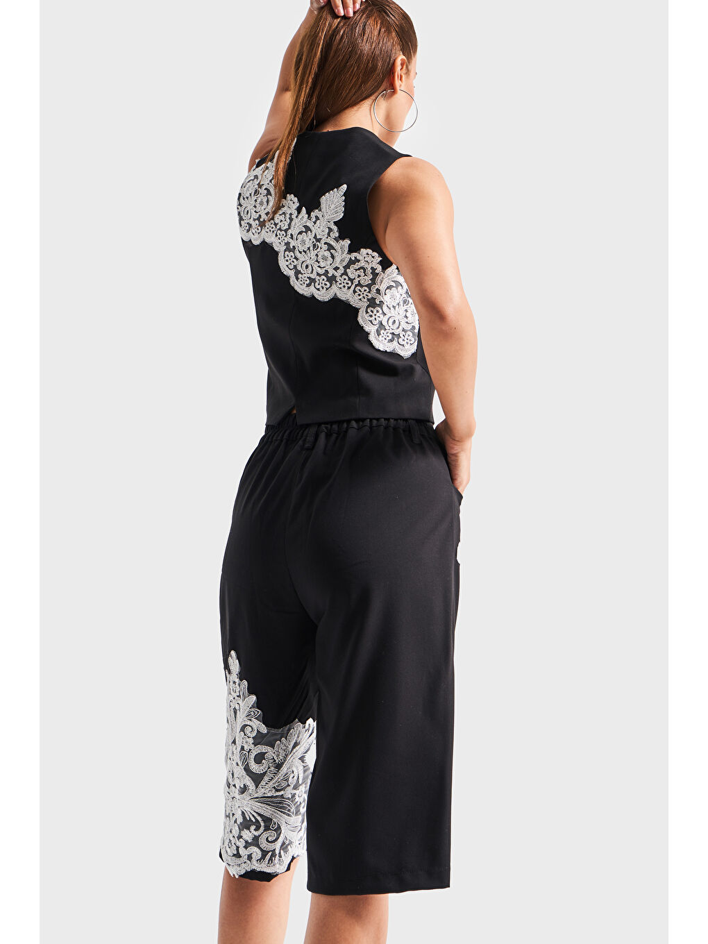 Kadın Siyah Renk Dantel Nakışlı Midi Boy Tasarım Kumaş Bermuda Şort-4