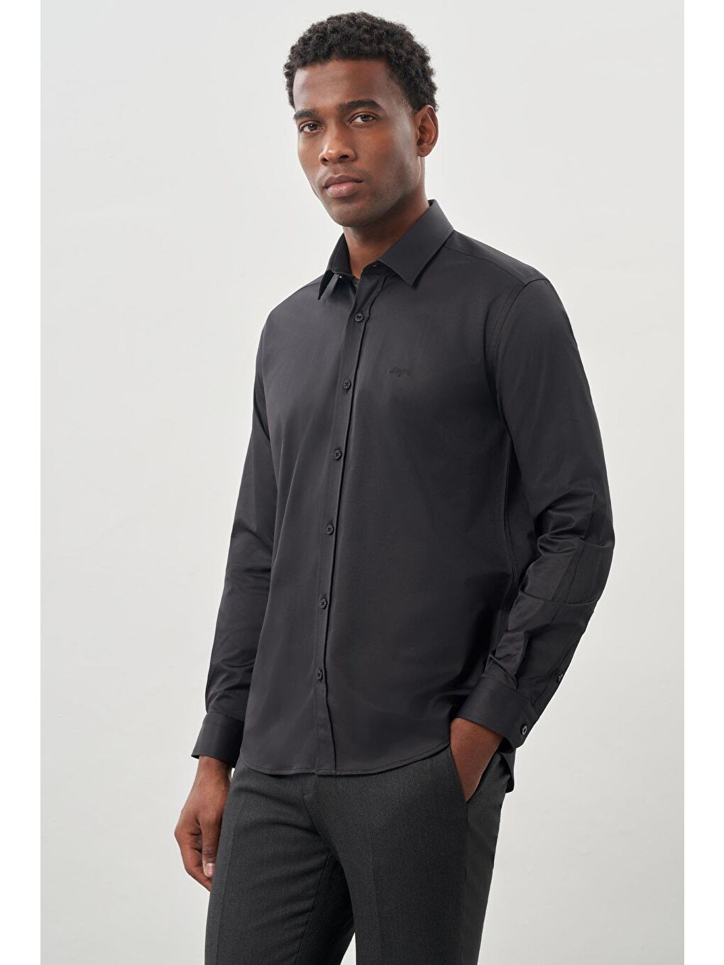 Siyah Uzun Kollu Sert Yaka Cepsiz Pamuklu Elastanlı Klasik Slim Fit Dar Kesim Gömlek 1004245234
