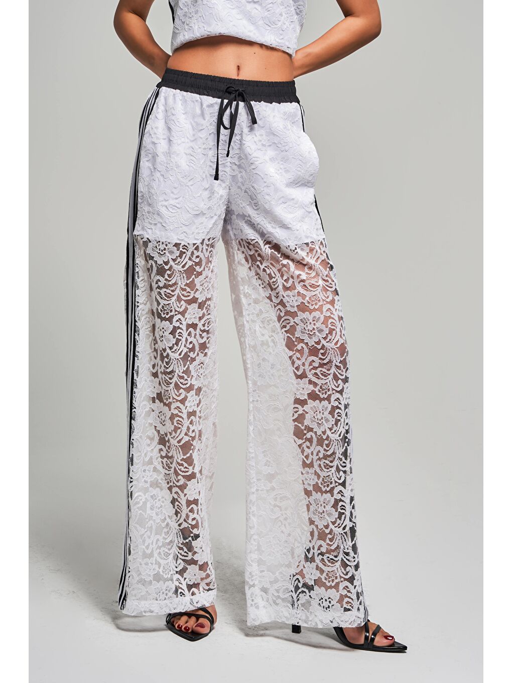 Kadın Ekru Renk Şerit Detaylı Dantelli Bol Kesim Beli Lastikli Tasarım Pantolon