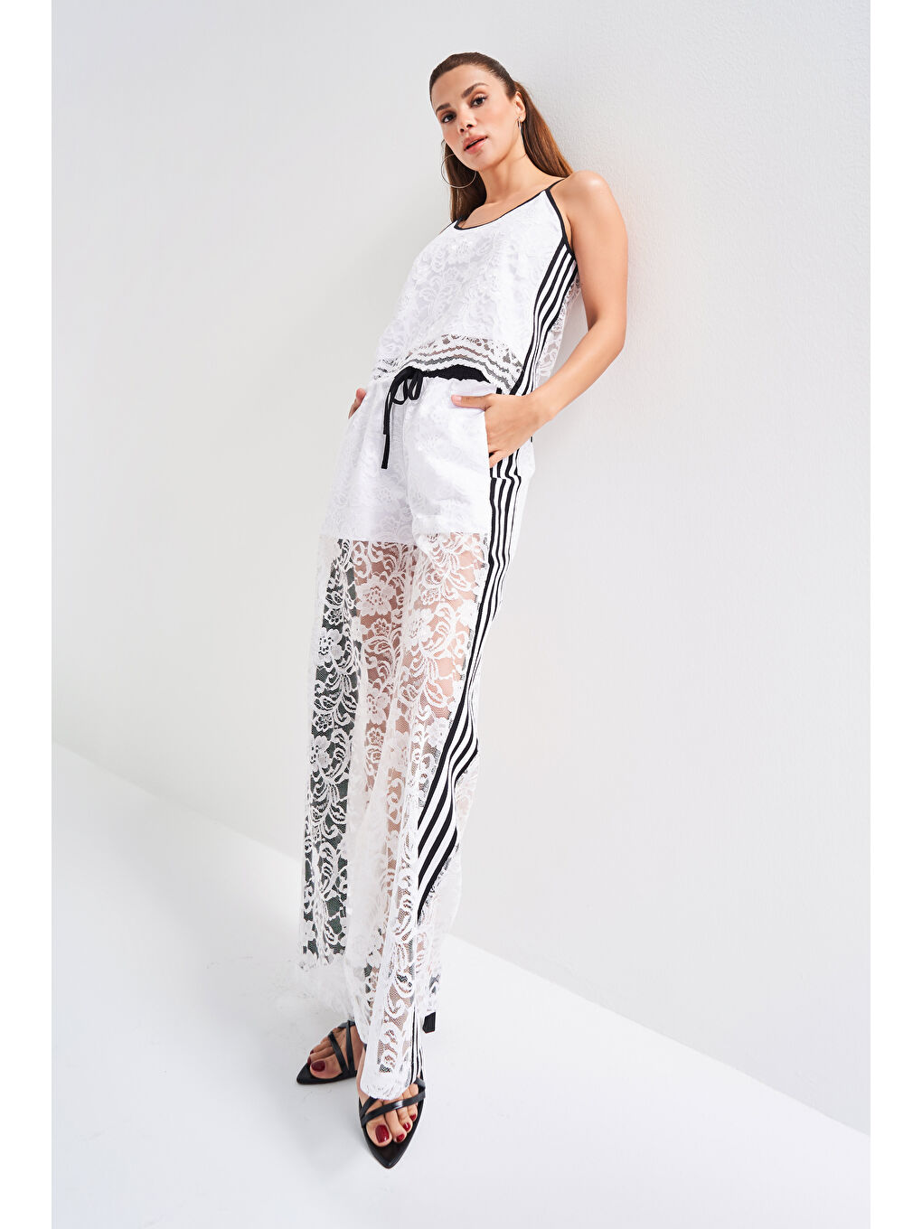Kadın Ekru Renk Şerit Detaylı Dantelli Bol Kesim Beli Lastikli Tasarım Pantolon-3