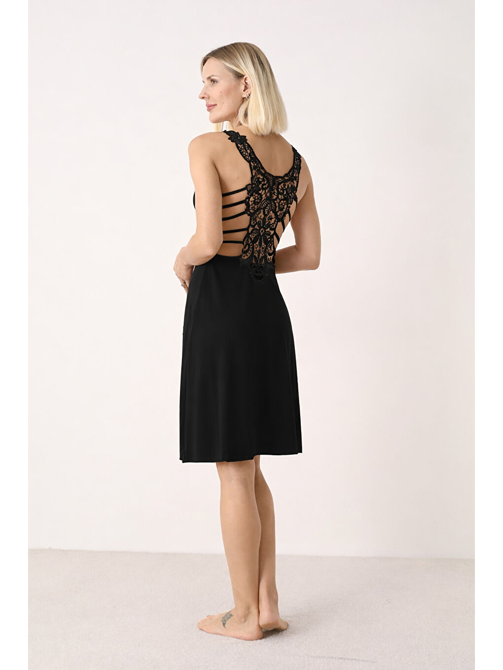 Siyah Esnek Sırt Detaylı Gecelik-1