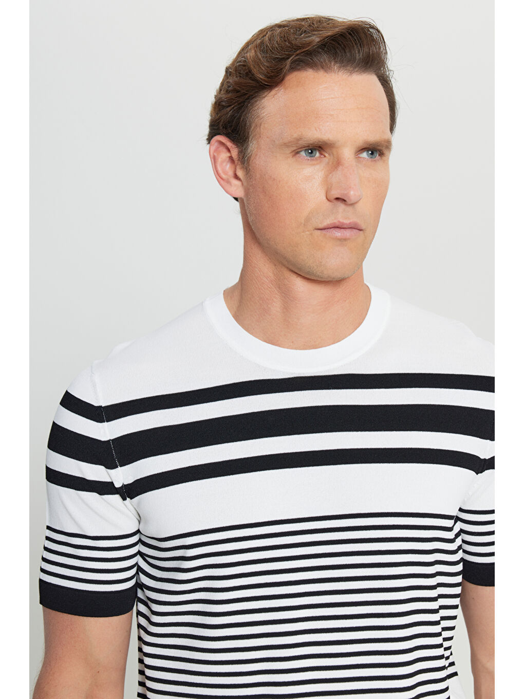 Erkek Beyaz-Siyah Standart Fit Normal Kesim Bisiklet Yaka Triko Tişört-3