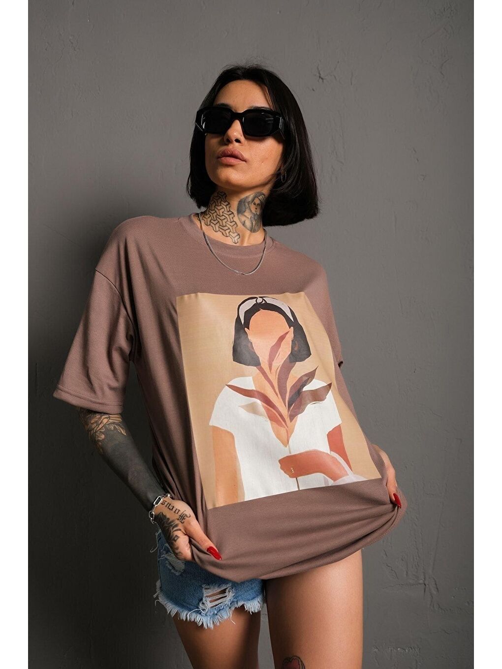 Kadın Kahverengi Hayali Figür Baskılı Oversize T-Shirt-1