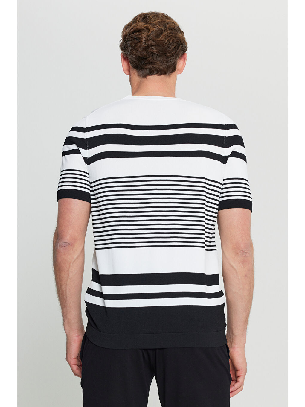 Erkek Beyaz-Siyah Standart Fit Normal Kesim Bisiklet Yaka Triko Tişört-4