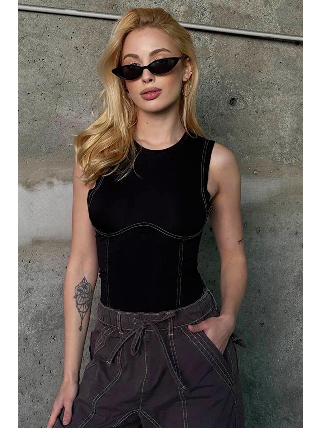 Siyah Ters Dikiş Detaylı Bisiklet Yaka Zıbın Bluz