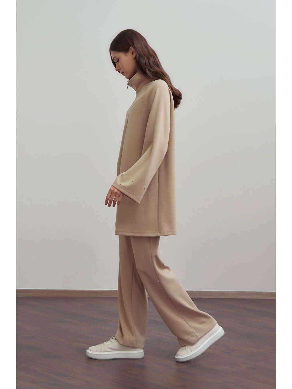 Bej-Yumuşak Dokulu Taşlı Pantolonlu Takım-1