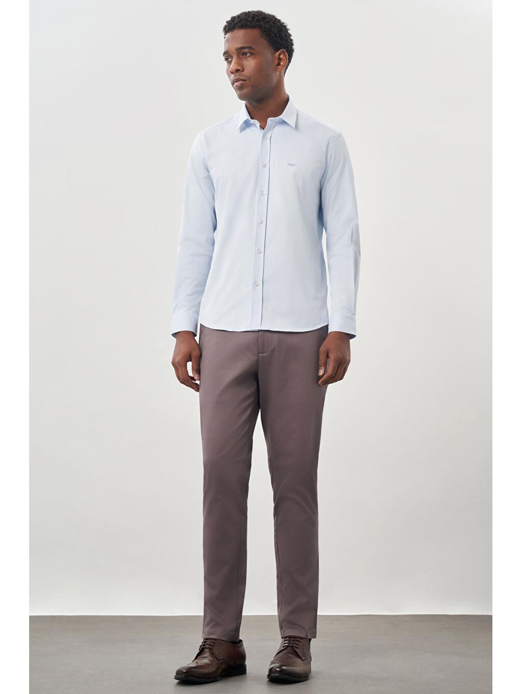 Koyu Mavi Uzun Kollu Sert Yaka Cepsiz Pamuklu Elastanlı Klasik Slim Fit Dar Kesim Gömlek 1004245234-1