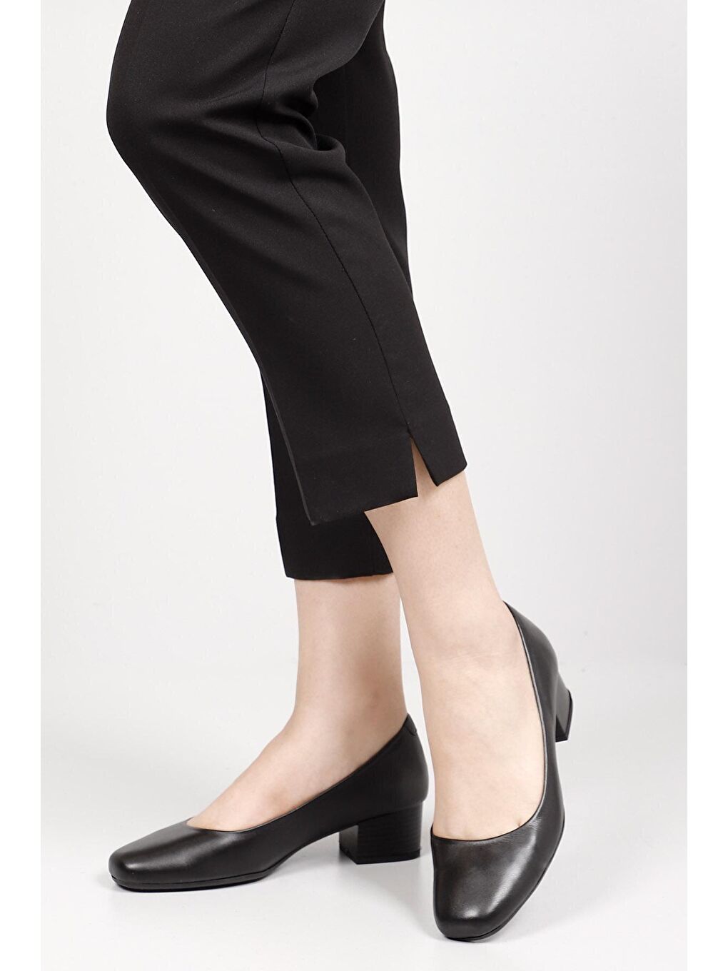 Siyah SİYAH  Hakiki Deri Yuvarlak Burun Kısa Kalın Topuklu Kadın Ayakkabı 24100