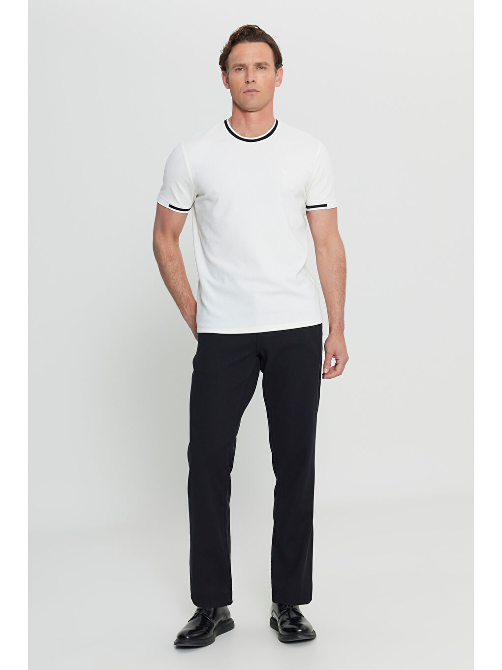 Erkek Beyaz Slim Fit Dar Kesim Bisiklet Yaka Jakarlı Tişört-1