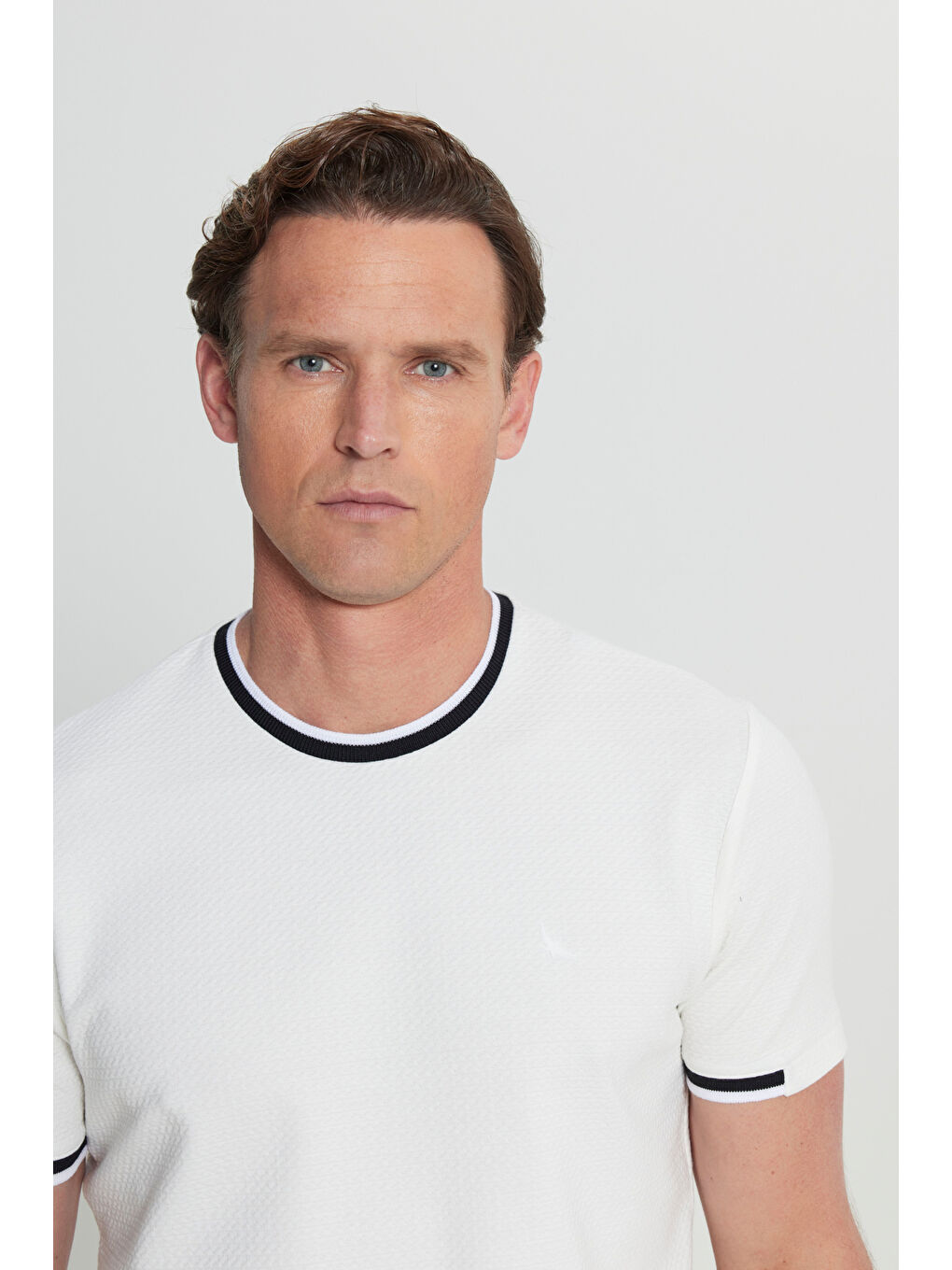 Erkek Beyaz Slim Fit Dar Kesim Bisiklet Yaka Jakarlı Tişört-3