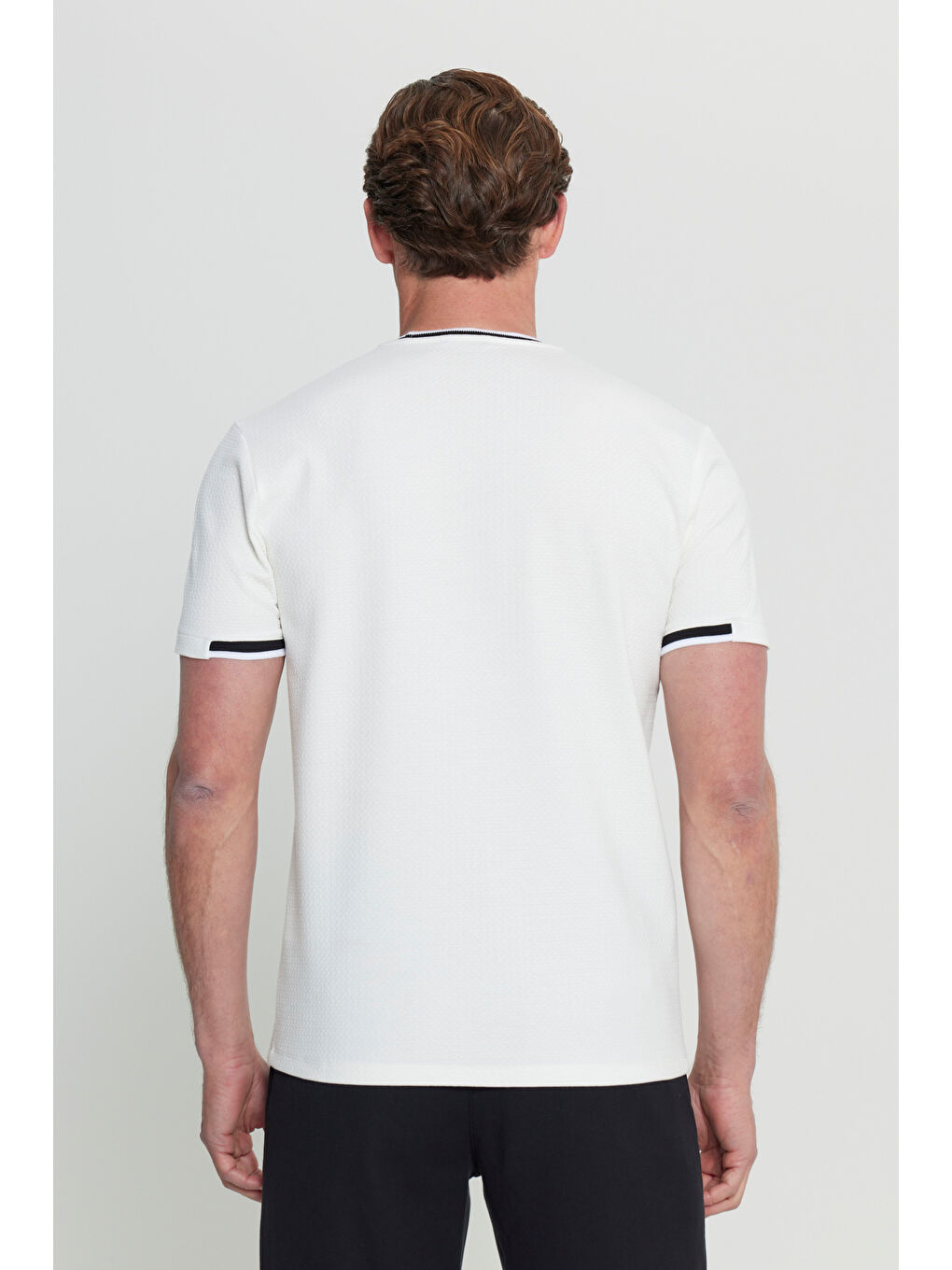 Erkek Beyaz Slim Fit Dar Kesim Bisiklet Yaka Jakarlı Tişört-4