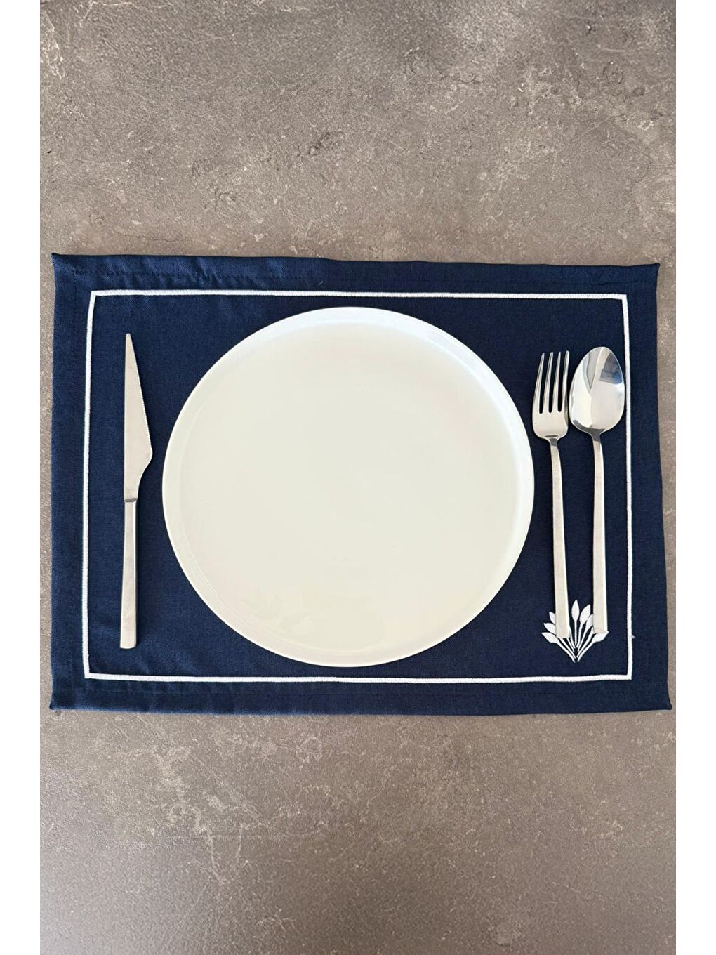 Beyaz Elira Nakışlı Minimal Yaprak Detaylı Çerçeveli 1 Adet Amerikan Servis 45x35 cm - Lacivert-1