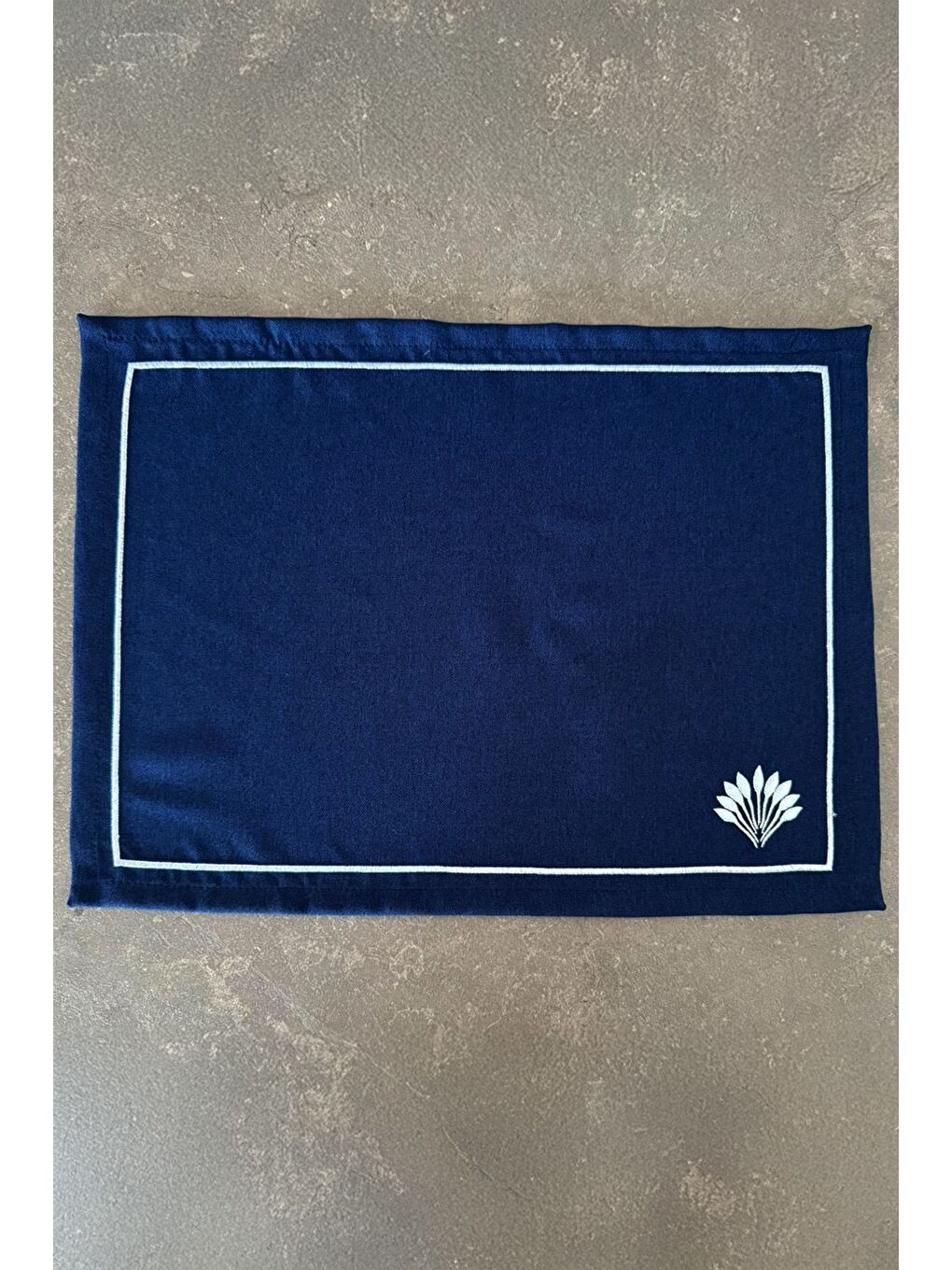 Beyaz Elira Nakışlı Minimal Yaprak Detaylı Çerçeveli 1 Adet Amerikan Servis 45x35 cm - Lacivert-2