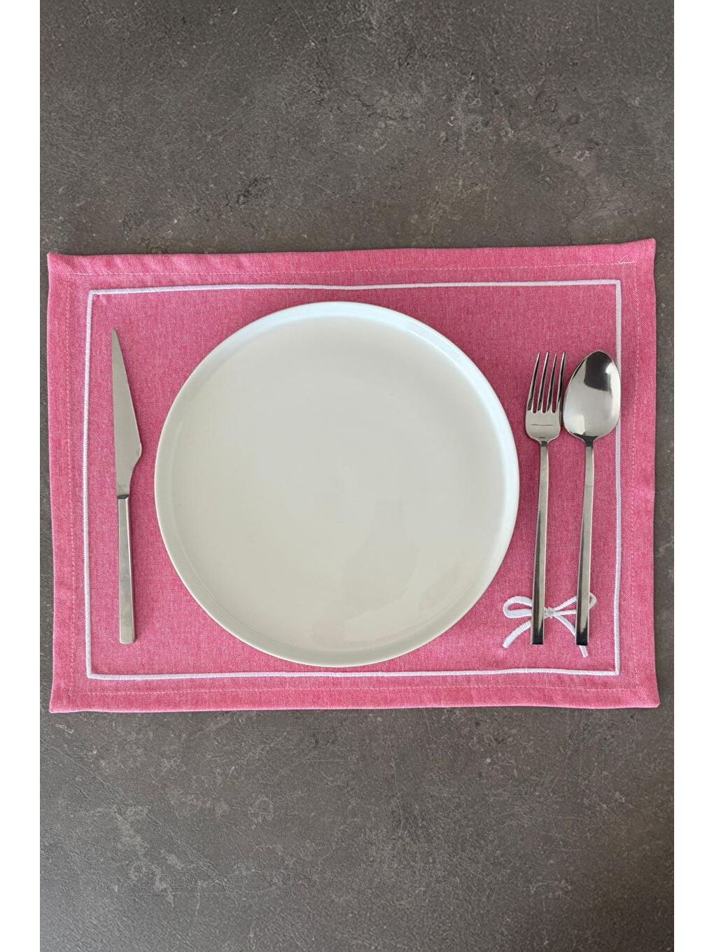 Fiyonk Nakışlı Minimal Detaylı Çerçeveli 1 Adet Amerikan Servis 45x35 cm - Beyaz-1