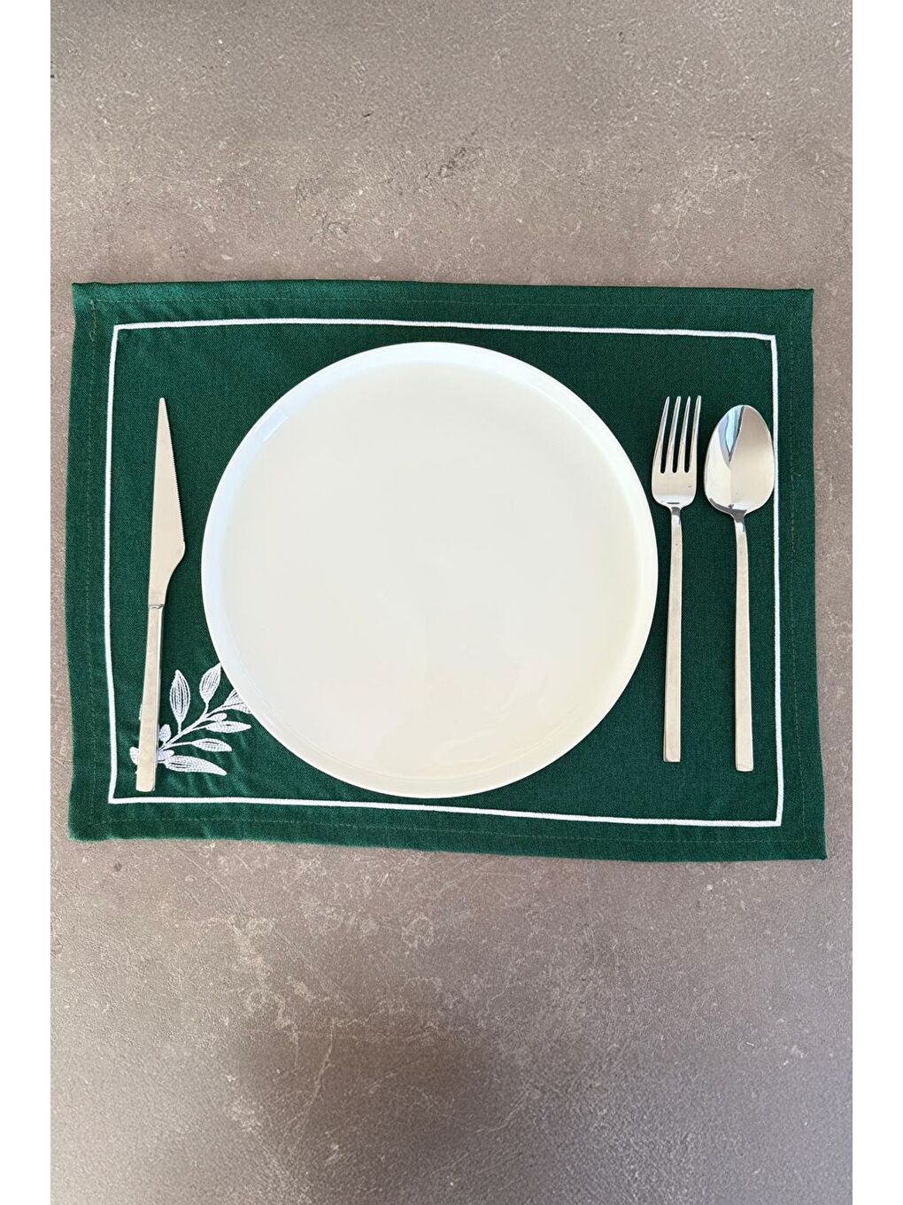 Kırmızı Liva Minimal Nakış Detaylı Çerçeveli 1 Adet Amerikan Servisi 45x35 cm - Yeşil-1