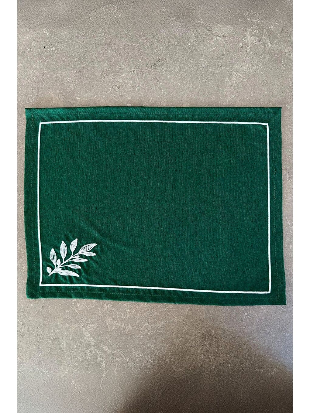 Kırmızı Liva Minimal Nakış Detaylı Çerçeveli 1 Adet Amerikan Servisi 45x35 cm - Yeşil-2