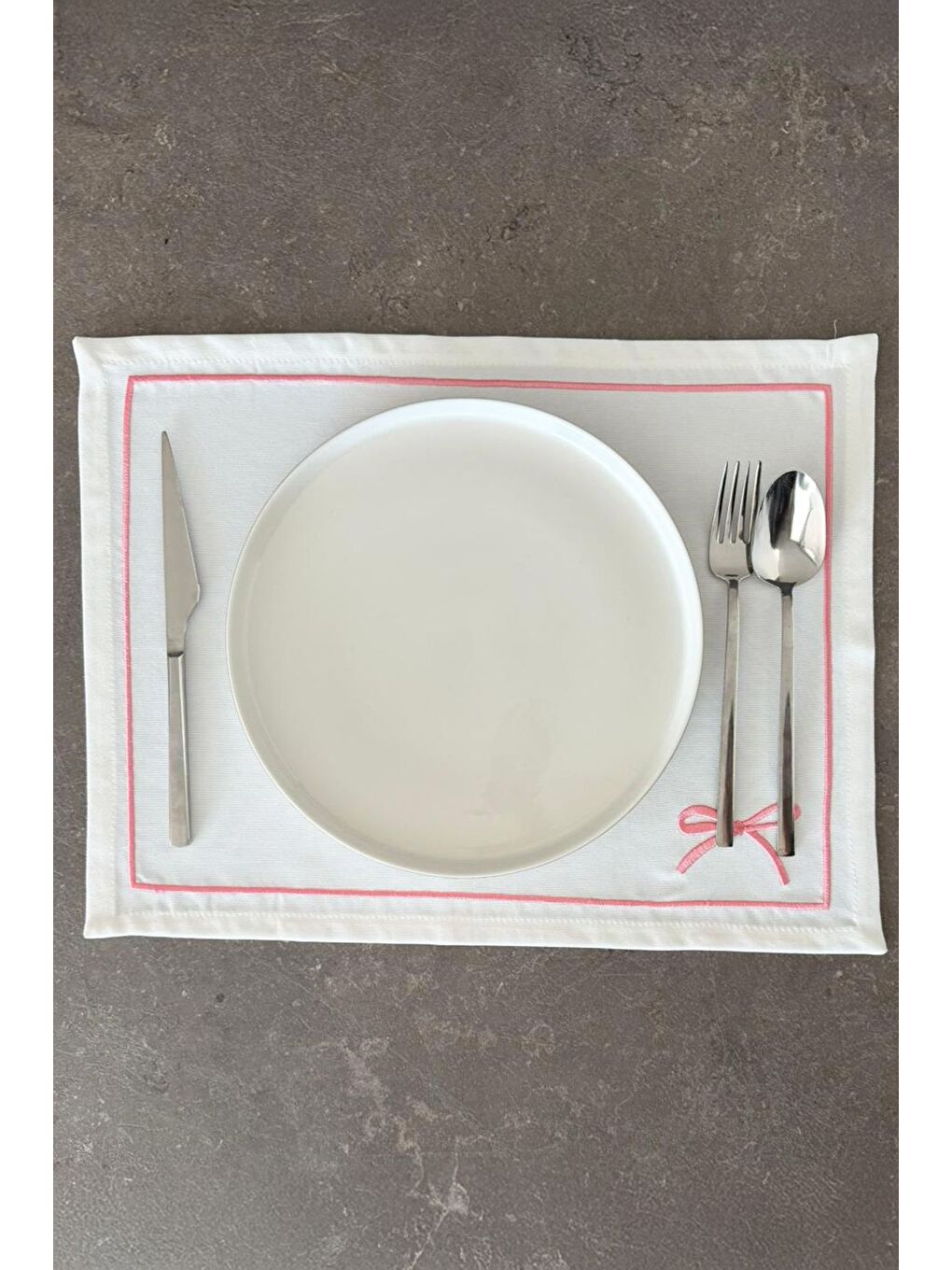 Fiyonk Nakışlı Minimal Detaylı Çerçeveli 1 Adet Amerikan Servis 45x35 cm - Pembe-1