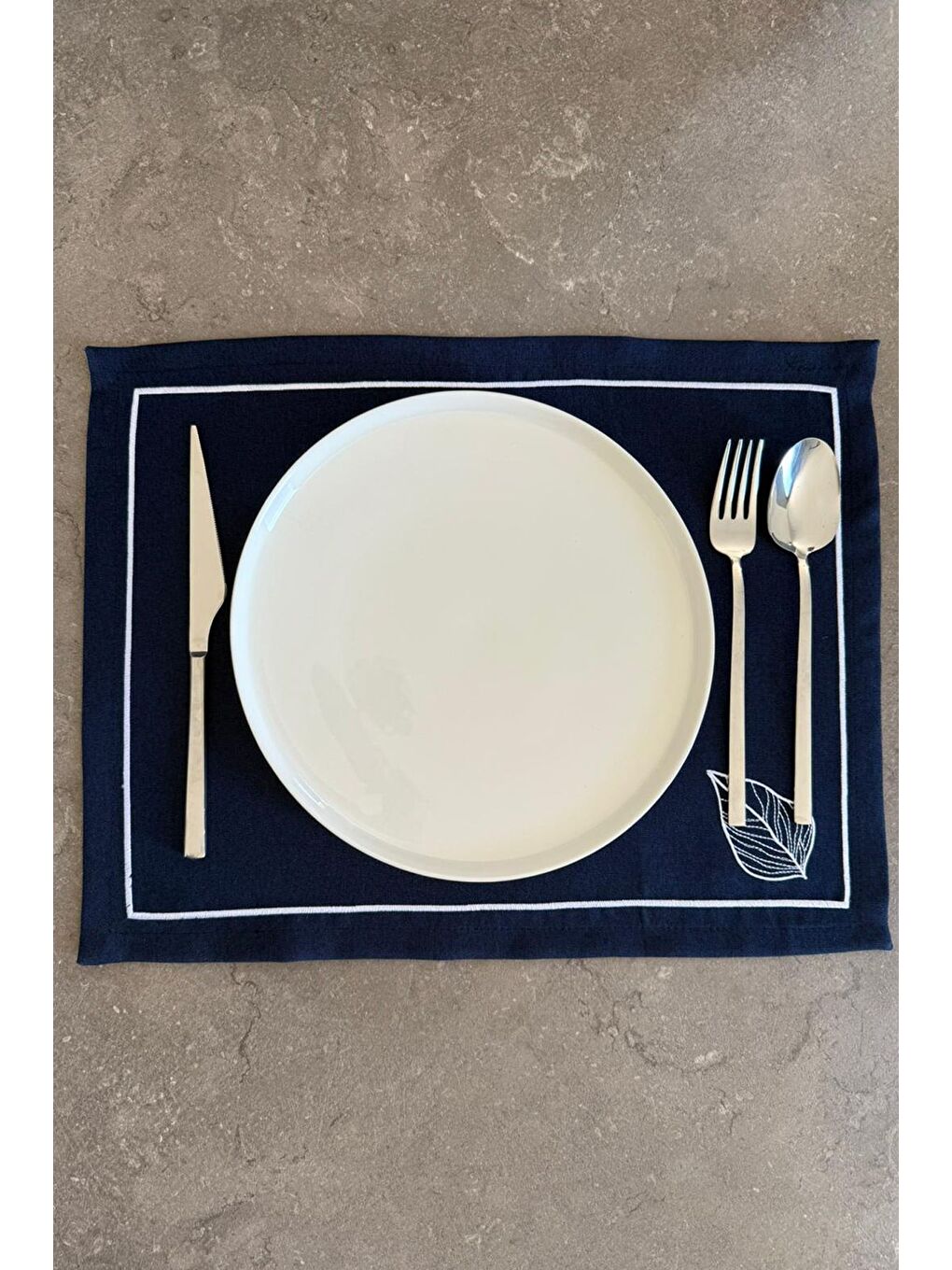 Beyaz Vireo Nakışlı Minimal Yaprak Detaylı 1 Adet Amerikan Servis 45x35 cm - Lacivert-1