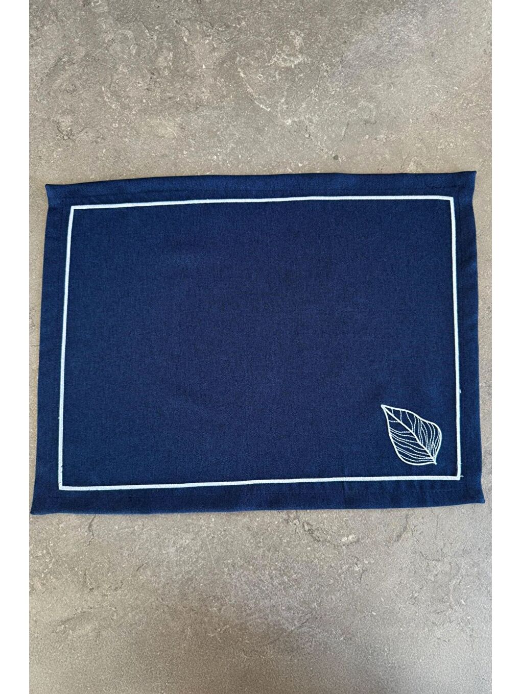 Beyaz Vireo Nakışlı Minimal Yaprak Detaylı 1 Adet Amerikan Servis 45x35 cm - Lacivert-2