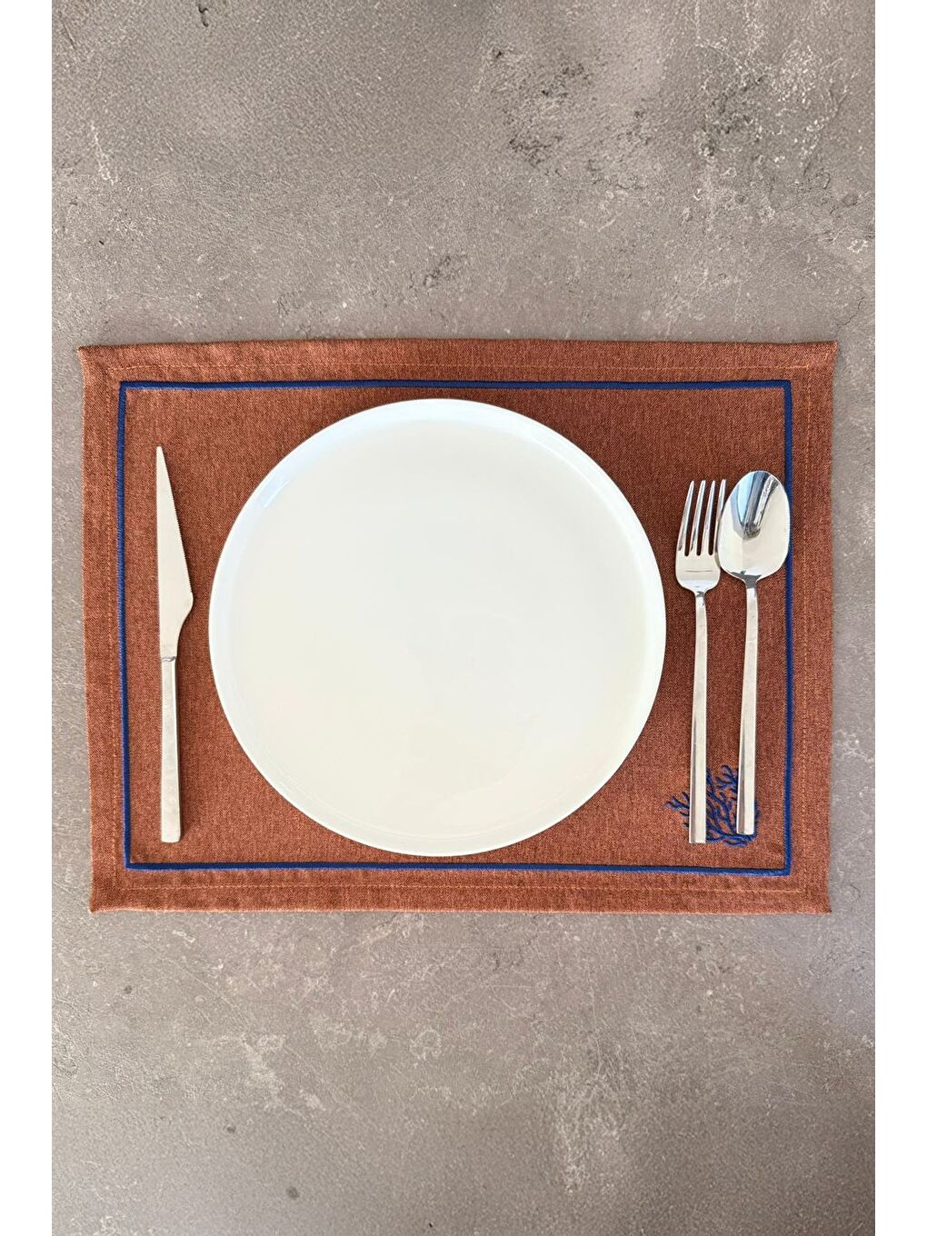 Lacivert Mercan Minimal Nakış Detaylı Çerçeveli 1 Adet Amerikan Servisi 45x35 cm - Kiremit-1