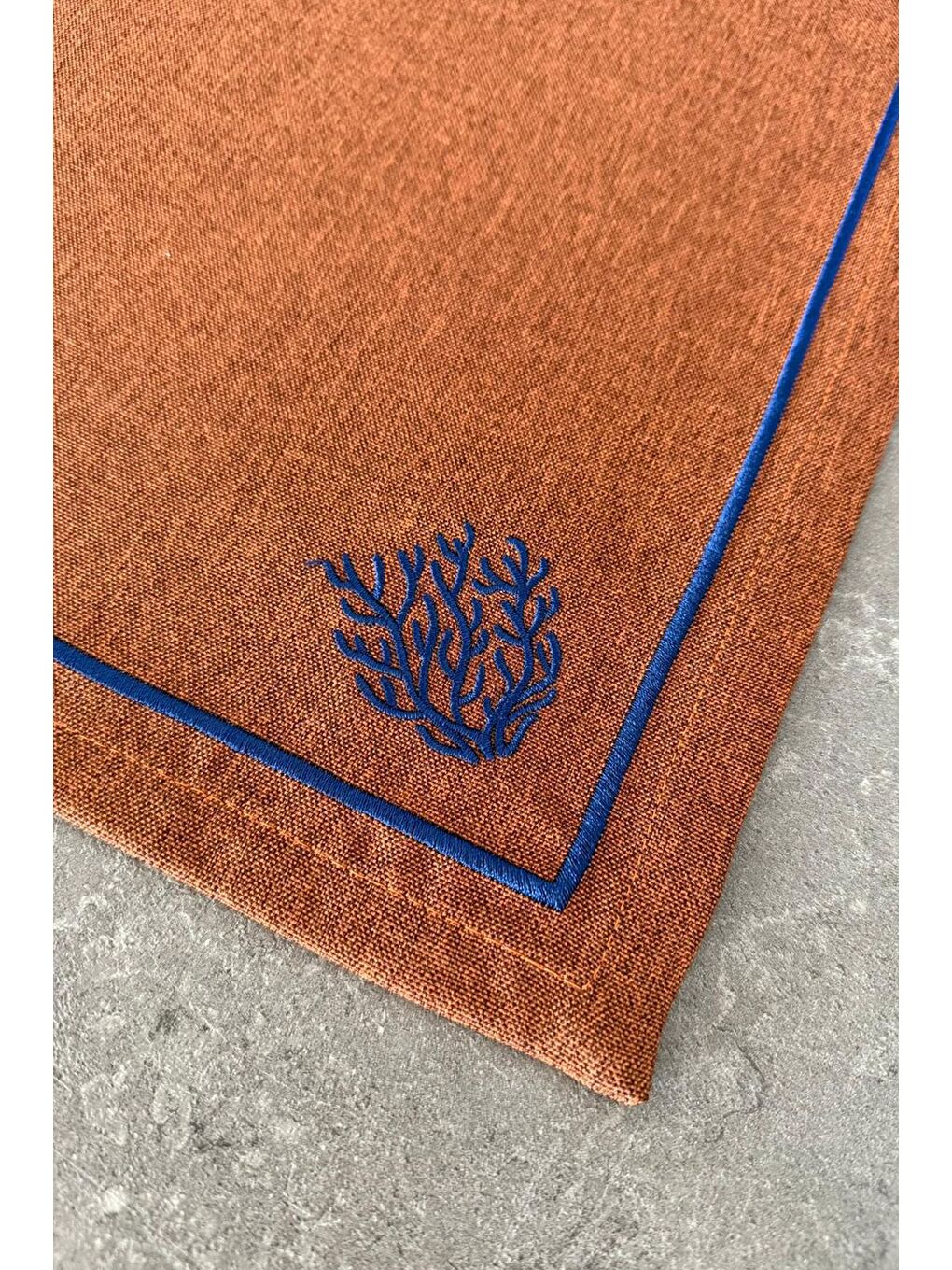 Lacivert Mercan Minimal Nakış Detaylı Çerçeveli 1 Adet Amerikan Servisi 45x35 cm - Kiremit-3