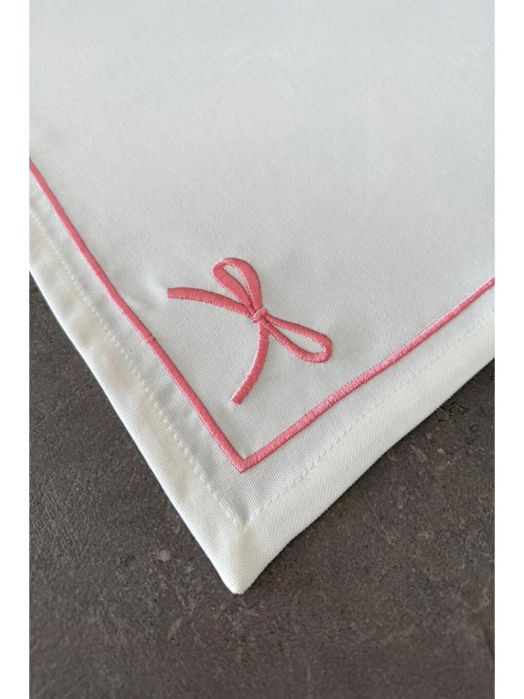 Fiyonk Nakışlı Minimal Detaylı Çerçeveli 1 Adet Amerikan Servis 45x35 cm - Pembe-3