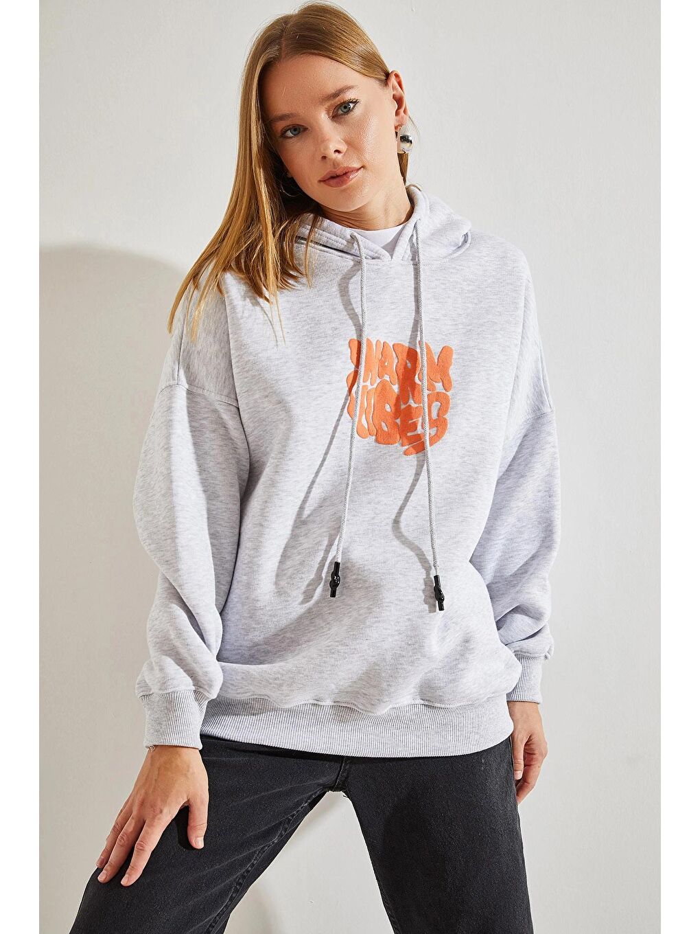 SHADE Gri Kadın Kapişonlu Üç İplik Şardonlu Önü ve Arkası Baskılı Oversize Hoodie