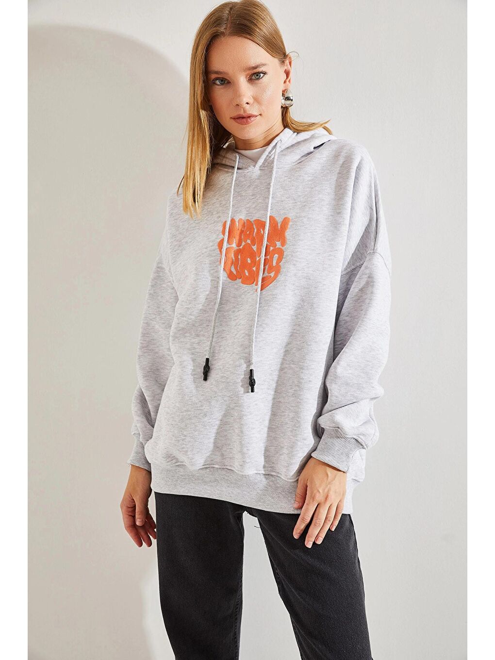 SHADE Gri Kadın Kapişonlu Üç İplik Şardonlu Önü ve Arkası Baskılı Oversize Hoodie - 3