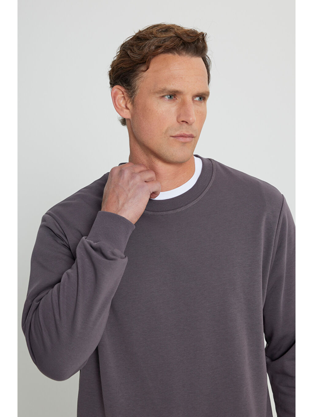 Erkek Koyu Gri Standart Fit Normal Kesim Bisiklet Yaka Pamuklu Sweatshirt-3