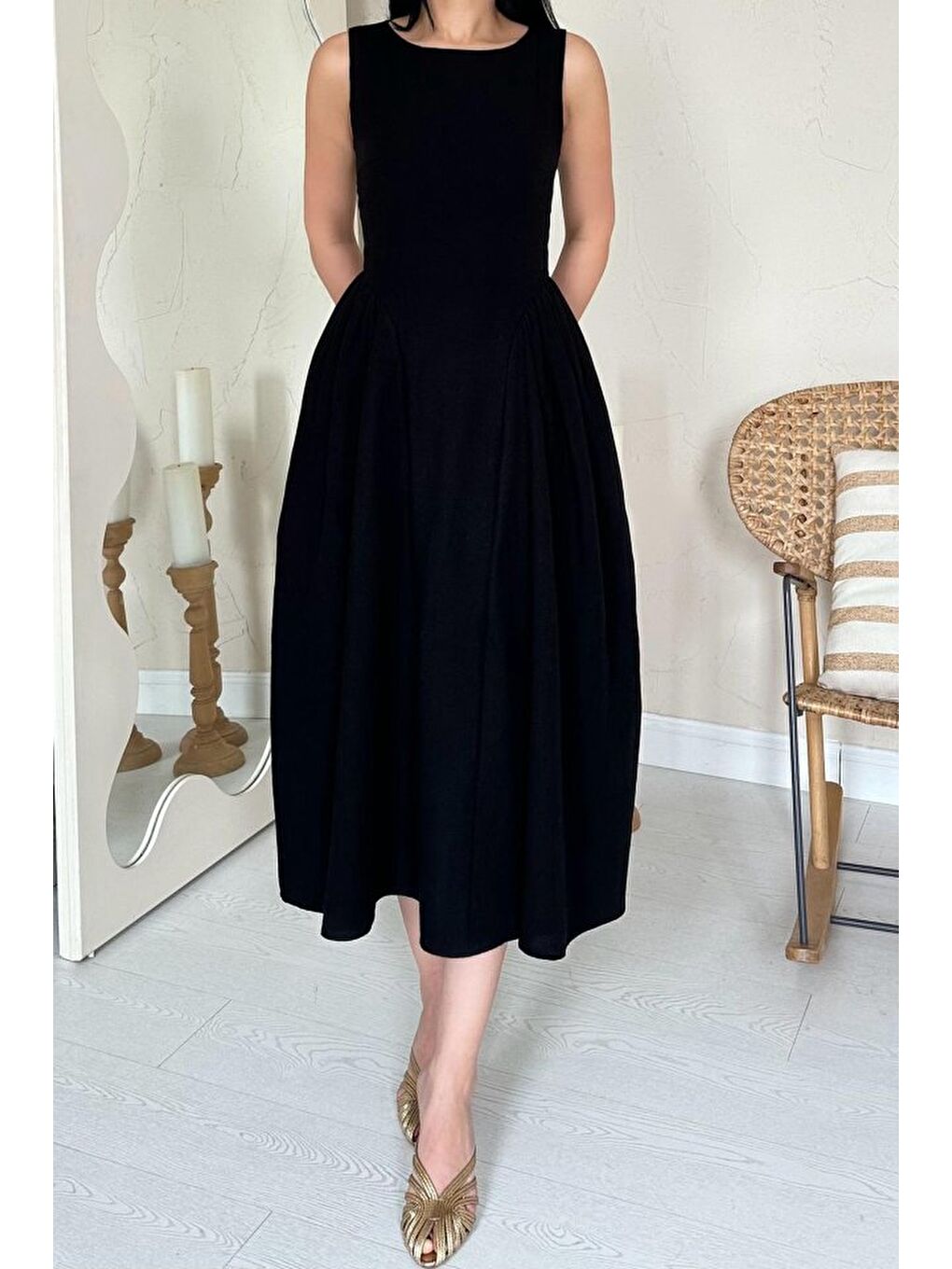 Siyah Yanları Büzgülü Midi Boy Keten Elbise-3