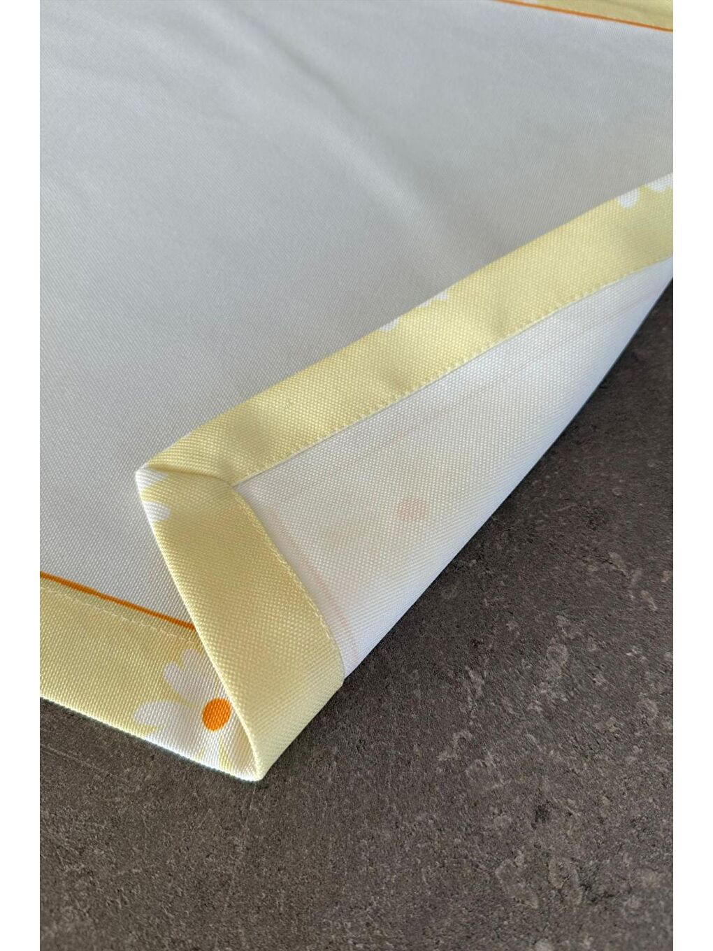 Beyaz Daisy Papatya Desenli Sarı 1 Adet Amerikan Servis – Turuncu Orta Detaylı – 45x35 cm-2