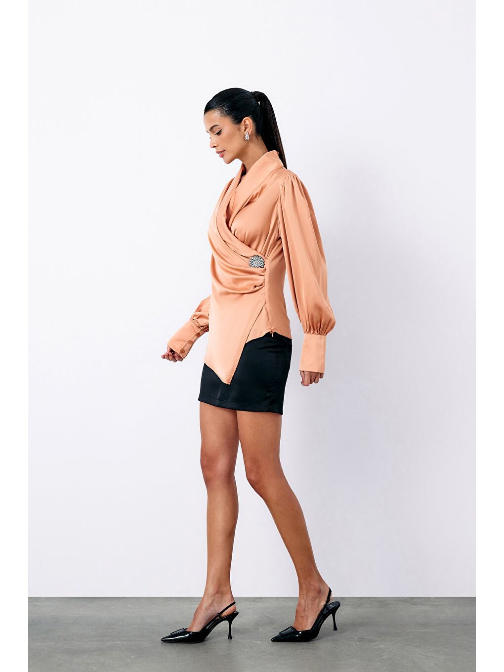 Pembe Broşlu Kruvaze Bluz - Somon-2