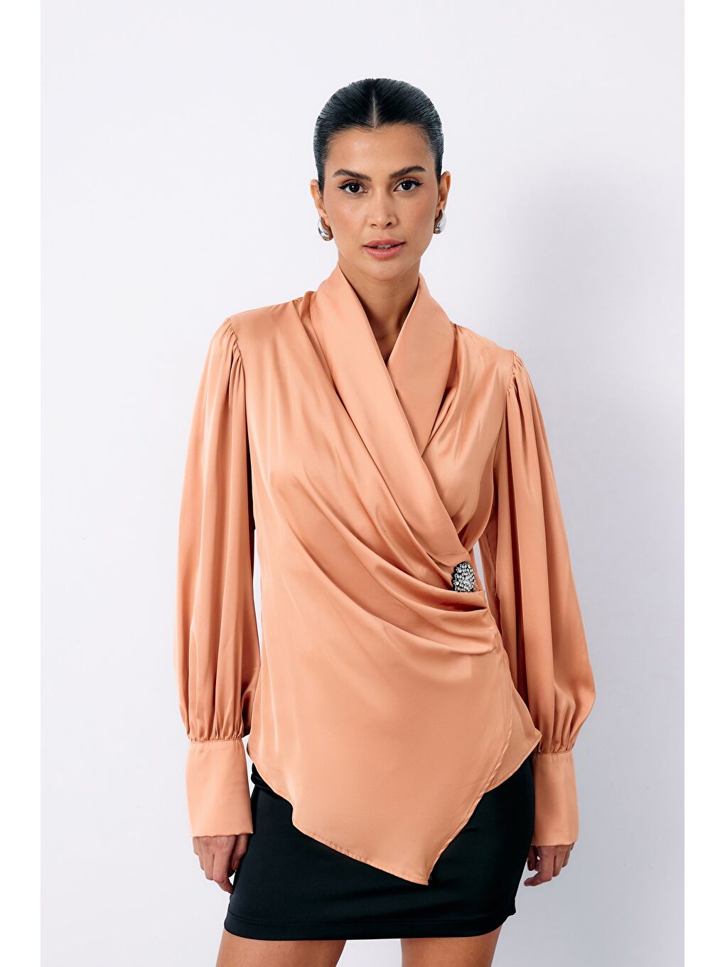 Pembe Broşlu Kruvaze Bluz - Somon-4