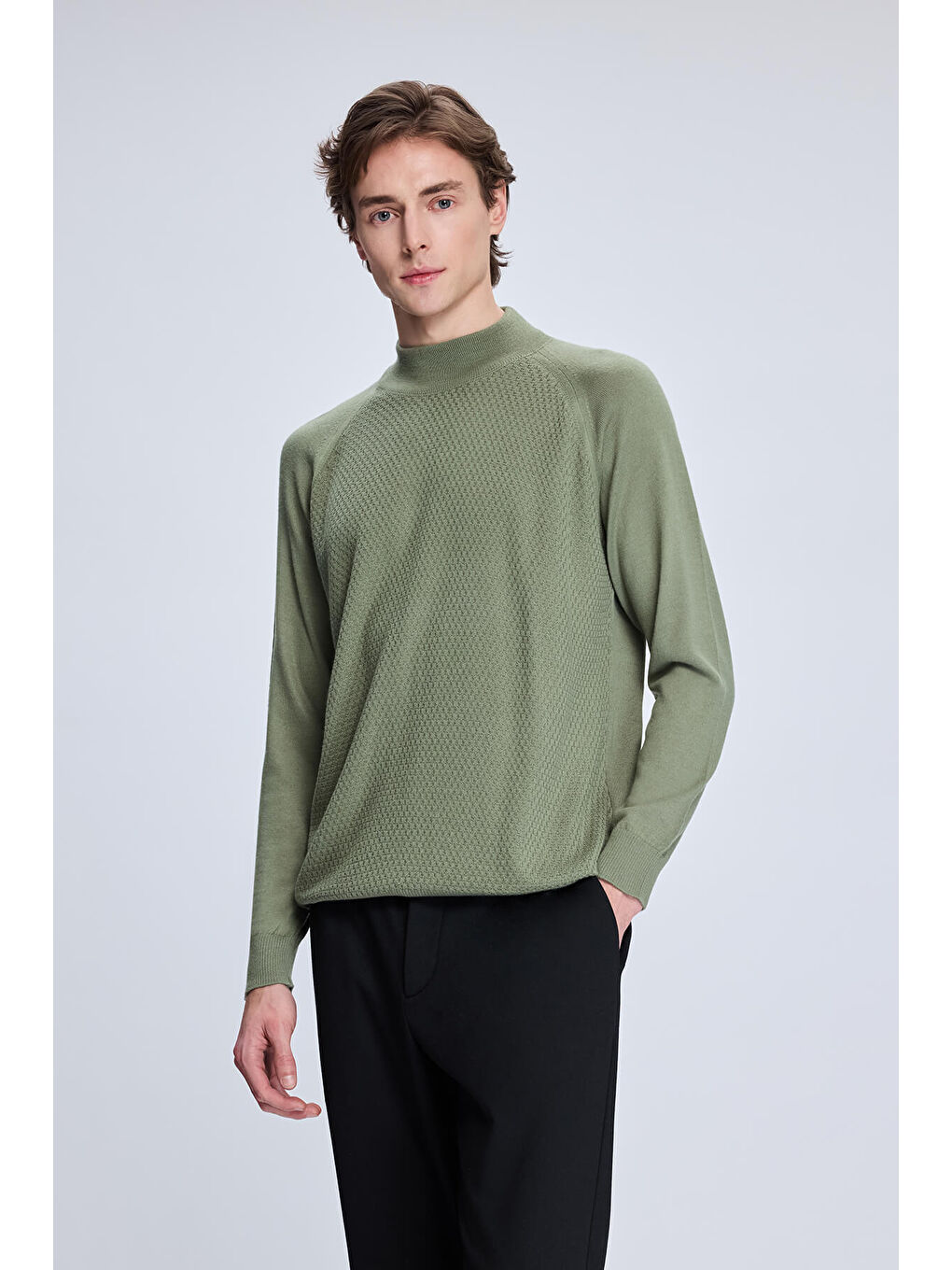 Haki Regular Fit Jakarlı Yarım Balıkçı Yaka Yünlü Kazak-2