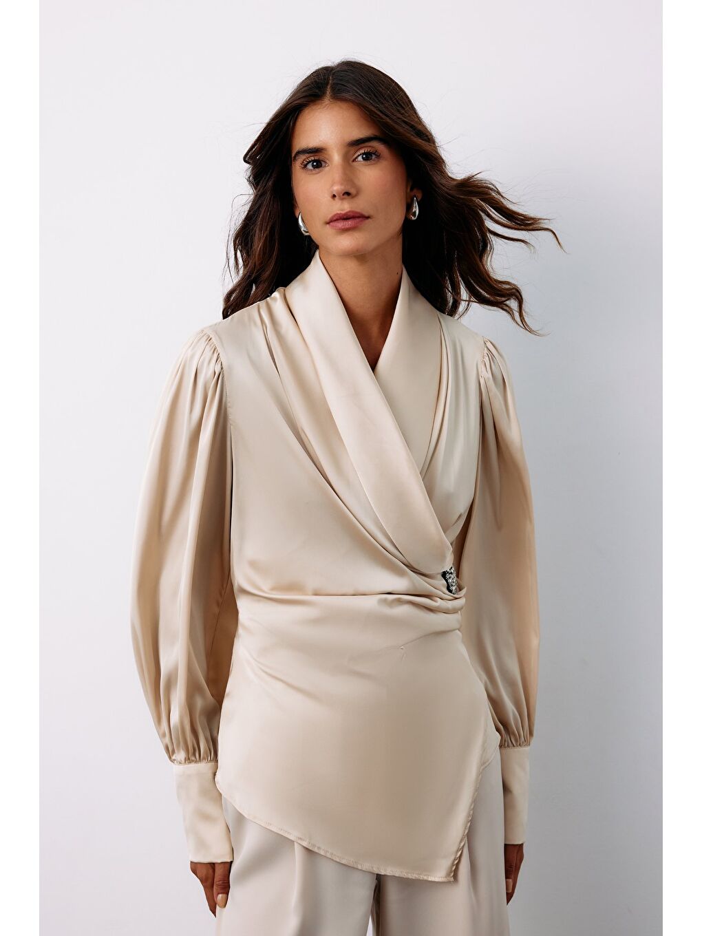 Bej Broşlu Kruvaze Bluz - Taş