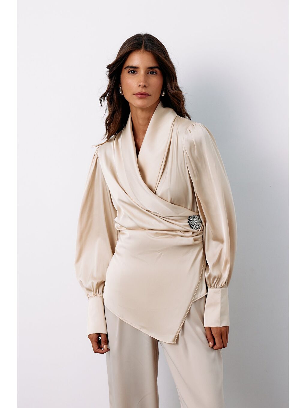 Bej Broşlu Kruvaze Bluz - Taş-1